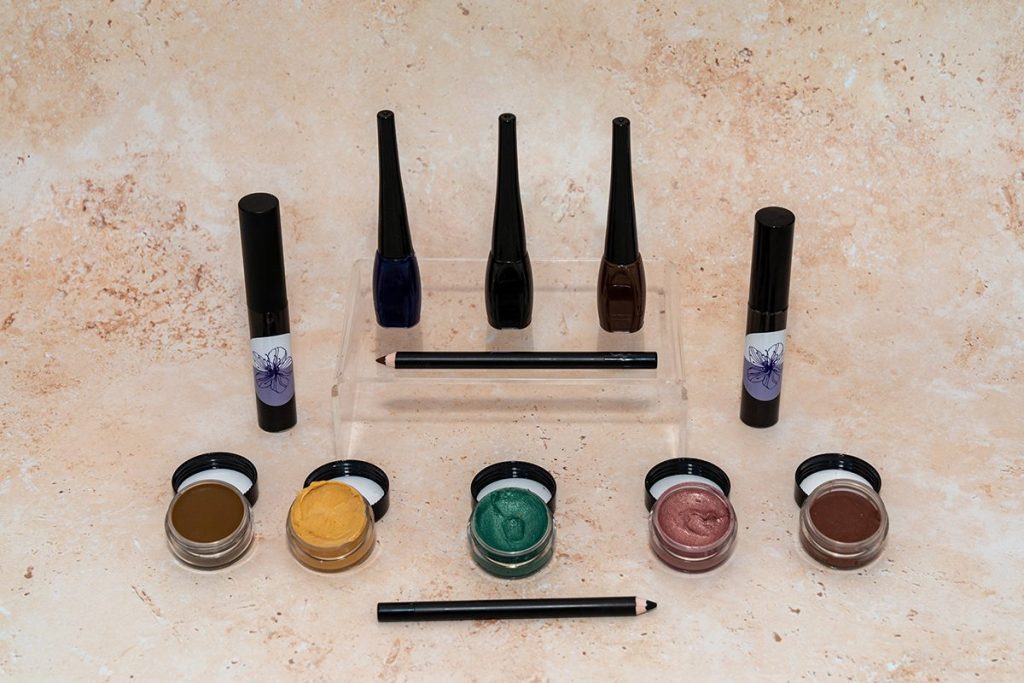Understand DIY makeup with our in-depth course